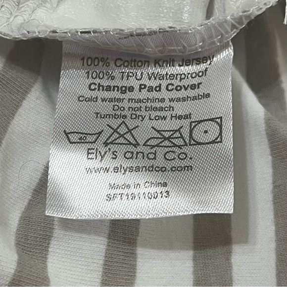 Ely’s & Co. soft Change Pad Cover set of 2 waterproof covers. Grey and white - Picture 6 of 6
